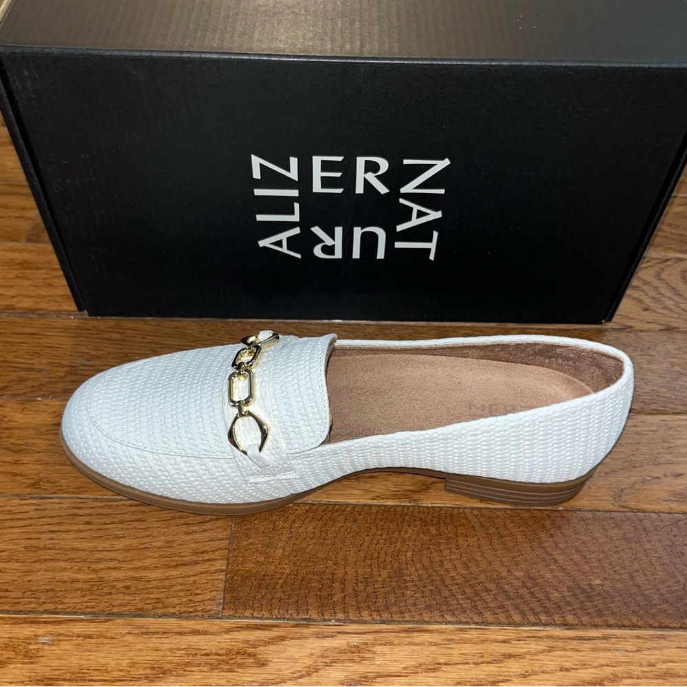 Naturalizer Mariana Chain Link Loafer All White With Gold Chain Women’s Size 9 - Picture 3 of 16